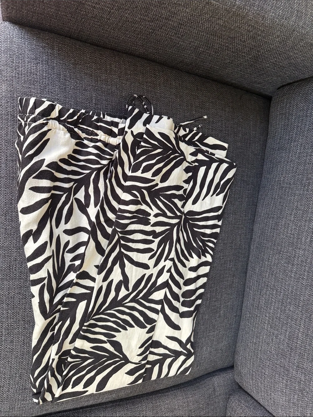 H&M Size M Linen Blend Black and White Leaf-Print Women’s Drawstring Pants